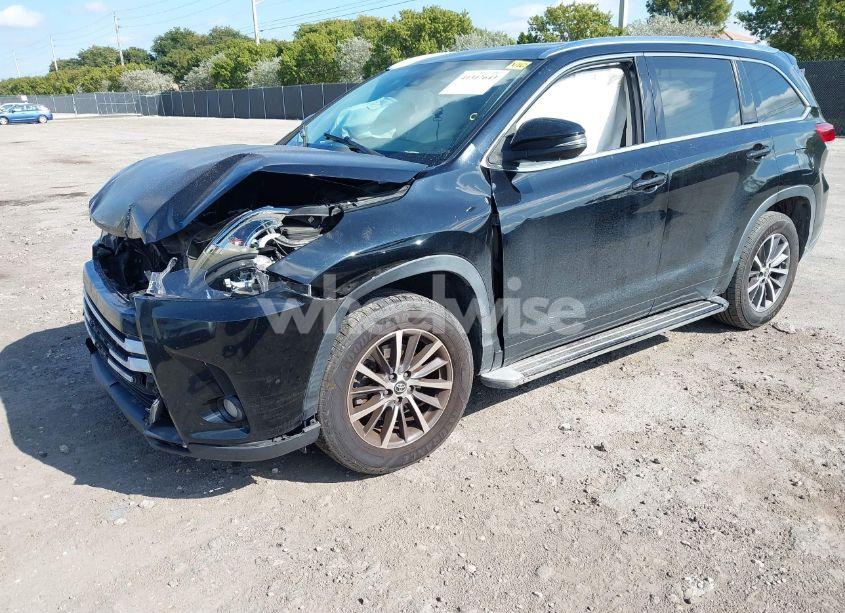 Photo 2 of 2017 Toyota Highlander XLE (VIN 5TDKZRFH4HS518363)
