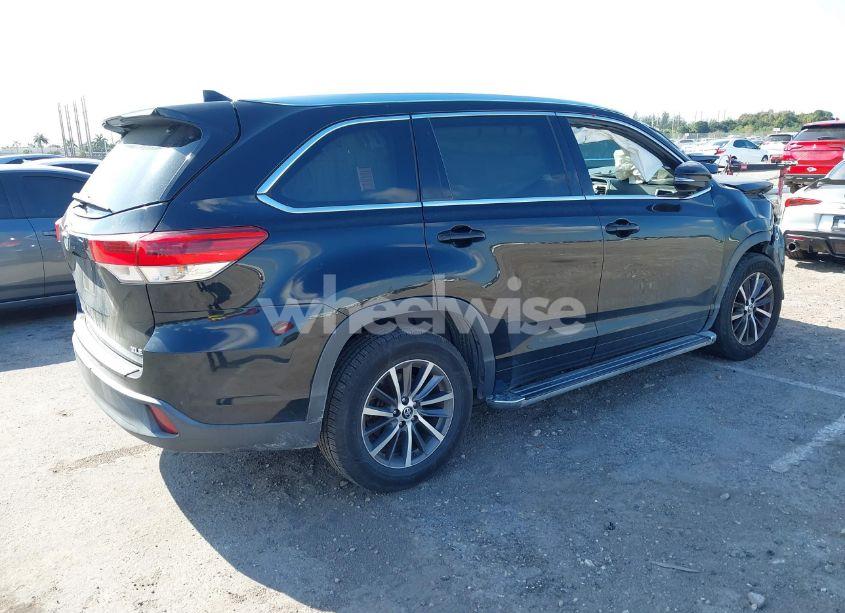Photo 4 of 2017 Toyota Highlander XLE (VIN 5TDKZRFH4HS518363)