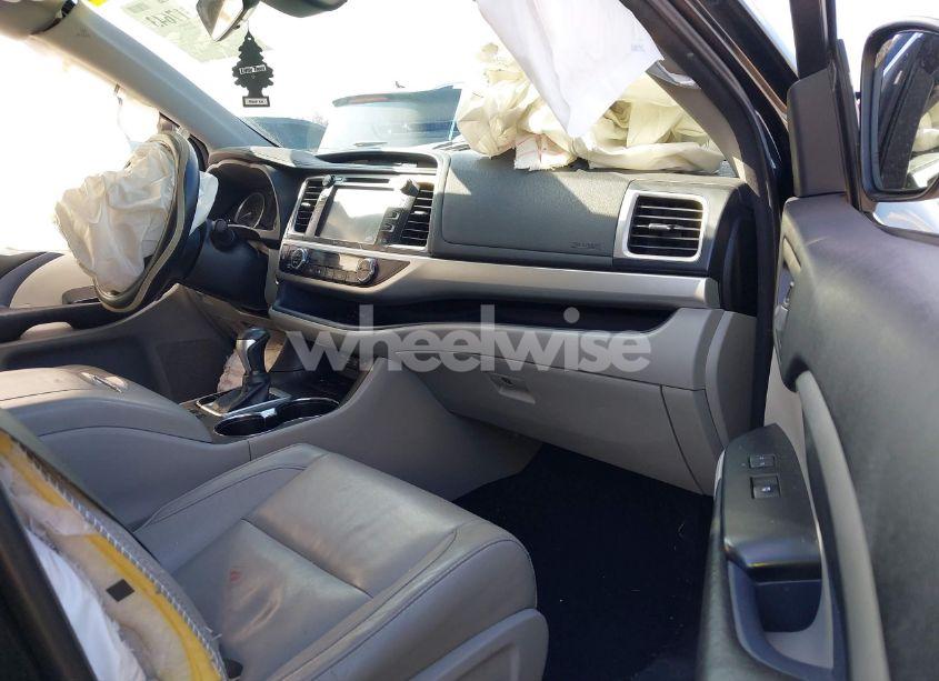 Photo 5 of 2017 Toyota Highlander XLE (VIN 5TDKZRFH4HS518363)