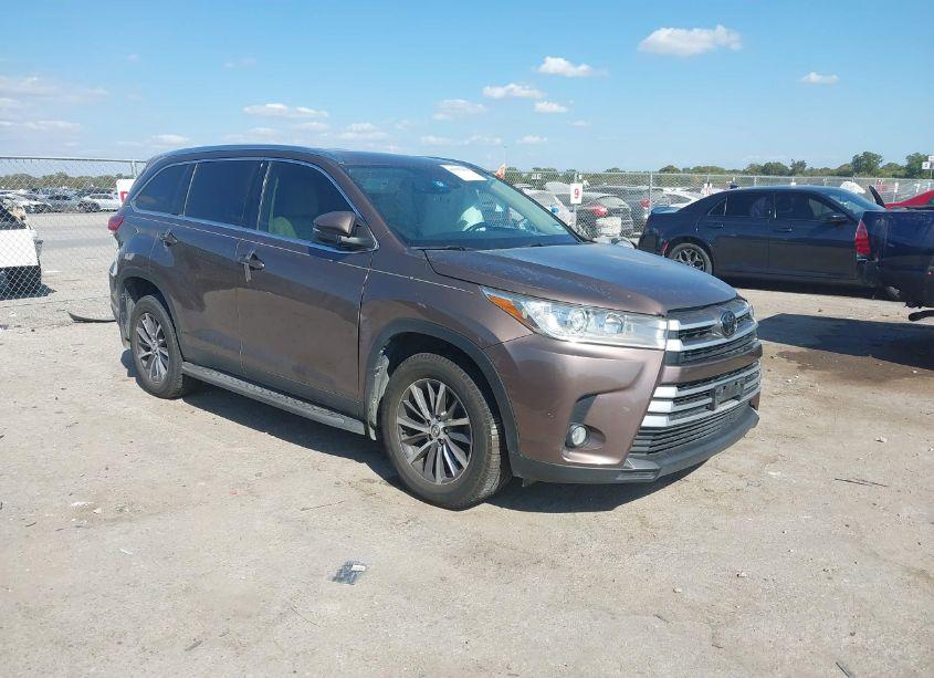 2019 Toyota Highlander XLE (VIN 5TDKZRFH4KS290193) main photo