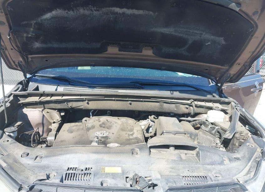 Photo 10 of 2019 Toyota Highlander XLE (VIN 5TDKZRFH4KS290193)