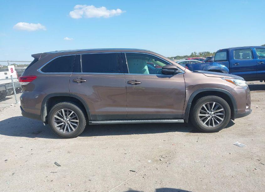 Photo 13 of 2019 Toyota Highlander XLE (VIN 5TDKZRFH4KS290193)