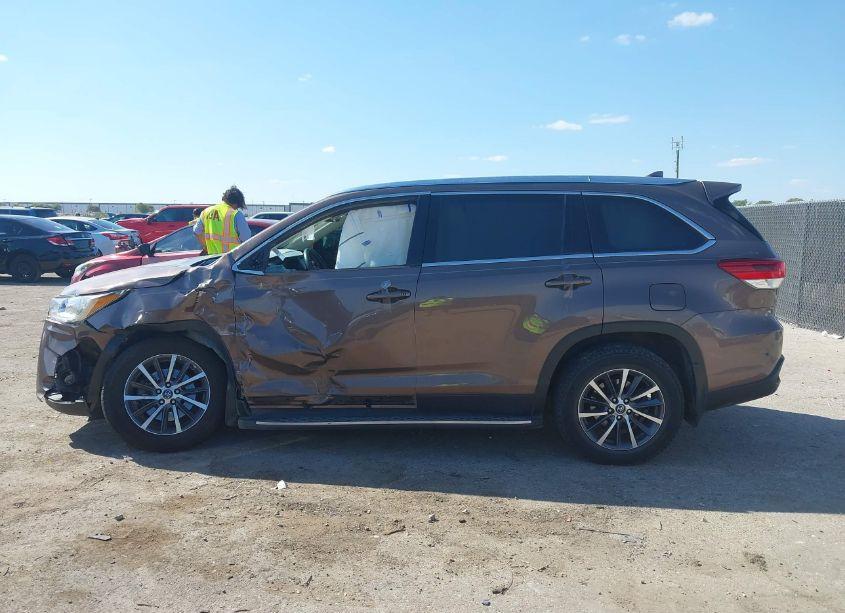 Photo 14 of 2019 Toyota Highlander XLE (VIN 5TDKZRFH4KS290193)