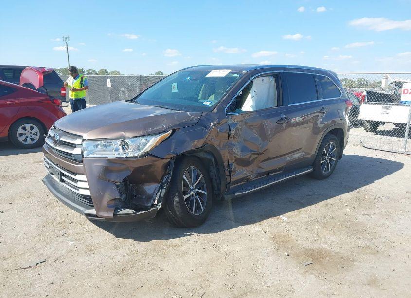 Photo 2 of 2019 Toyota Highlander XLE (VIN 5TDKZRFH4KS290193)