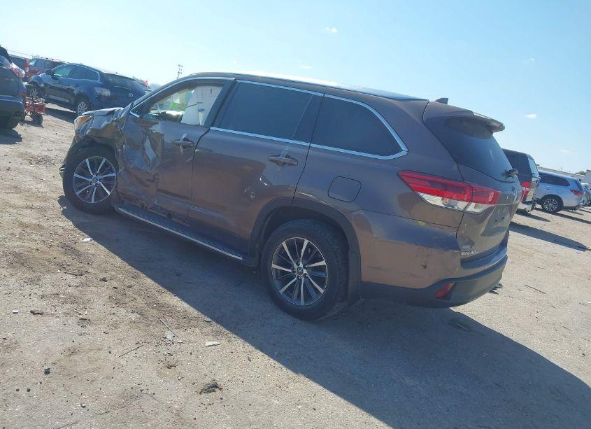 Photo 3 of 2019 Toyota Highlander XLE (VIN 5TDKZRFH4KS290193)