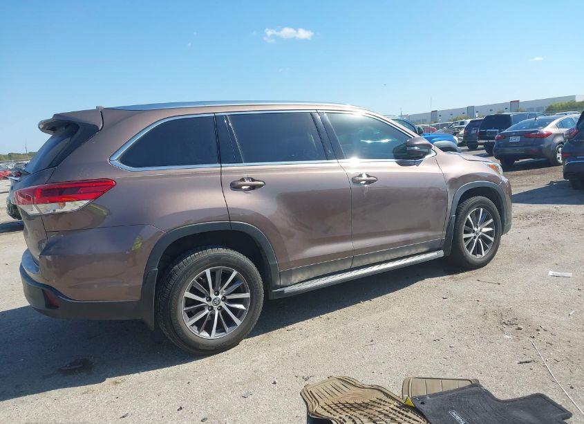 Photo 4 of 2019 Toyota Highlander XLE (VIN 5TDKZRFH4KS290193)