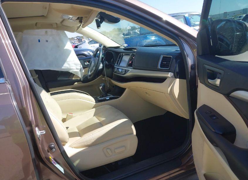 Photo 5 of 2019 Toyota Highlander XLE (VIN 5TDKZRFH4KS290193)