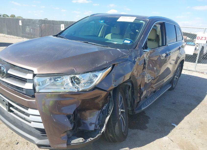 Photo 6 of 2019 Toyota Highlander XLE (VIN 5TDKZRFH4KS290193)