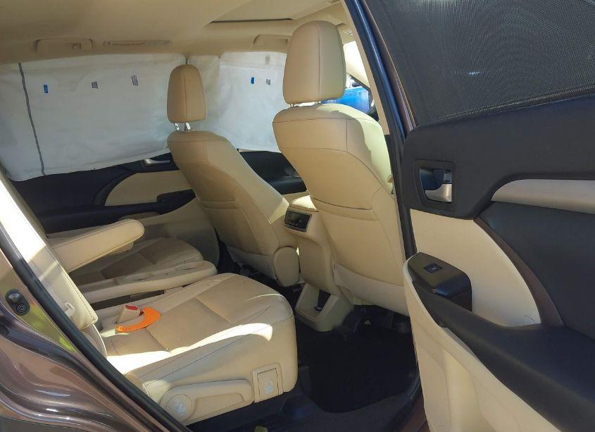 Photo 8 of 2019 Toyota Highlander XLE (VIN 5TDKZRFH4KS290193)