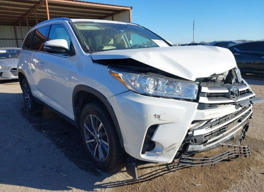 2019 Toyota Highlander XLE (VIN 5TDKZRFH4KS321877) main photo