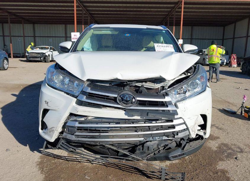 Photo 12 of 2019 Toyota Highlander XLE (VIN 5TDKZRFH4KS321877)