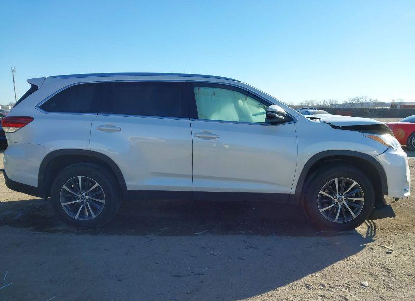 Photo 13 of 2019 Toyota Highlander XLE (VIN 5TDKZRFH4KS321877)