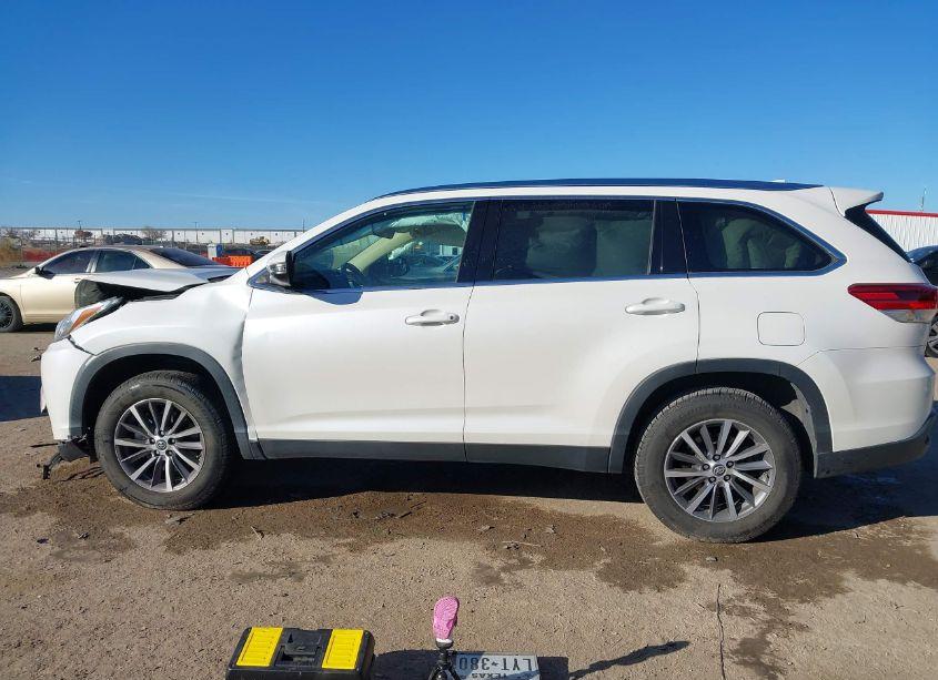 Photo 14 of 2019 Toyota Highlander XLE (VIN 5TDKZRFH4KS321877)