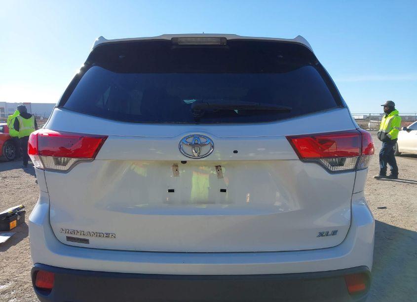 Photo 16 of 2019 Toyota Highlander XLE (VIN 5TDKZRFH4KS321877)