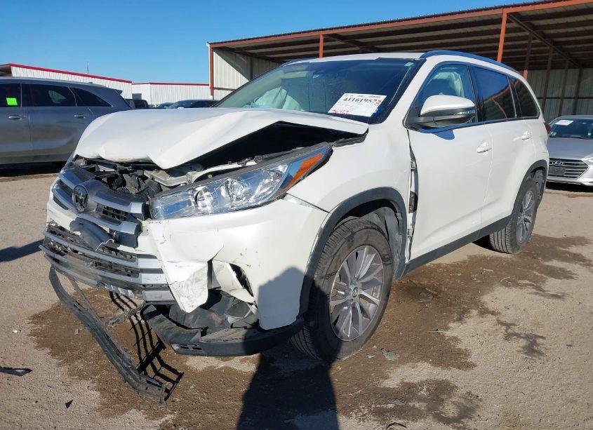 Photo 2 of 2019 Toyota Highlander XLE (VIN 5TDKZRFH4KS321877)
