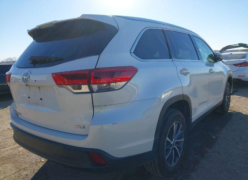 Photo 4 of 2019 Toyota Highlander XLE (VIN 5TDKZRFH4KS321877)