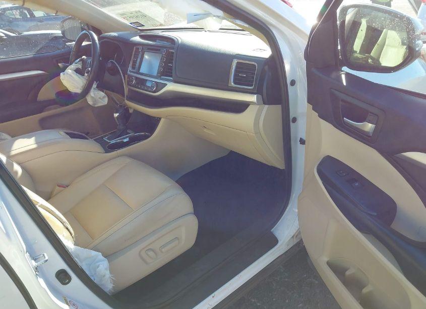 Photo 5 of 2019 Toyota Highlander XLE (VIN 5TDKZRFH4KS321877)