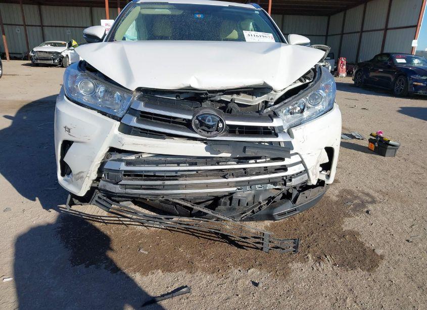 Photo 6 of 2019 Toyota Highlander XLE (VIN 5TDKZRFH4KS321877)