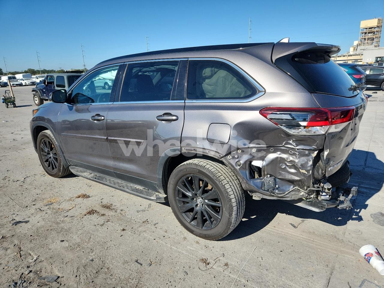 Photo 2 of 2019 TOYOTA HIGHLANDER SE N/A (VIN 5TDKZRFH4KS550723)