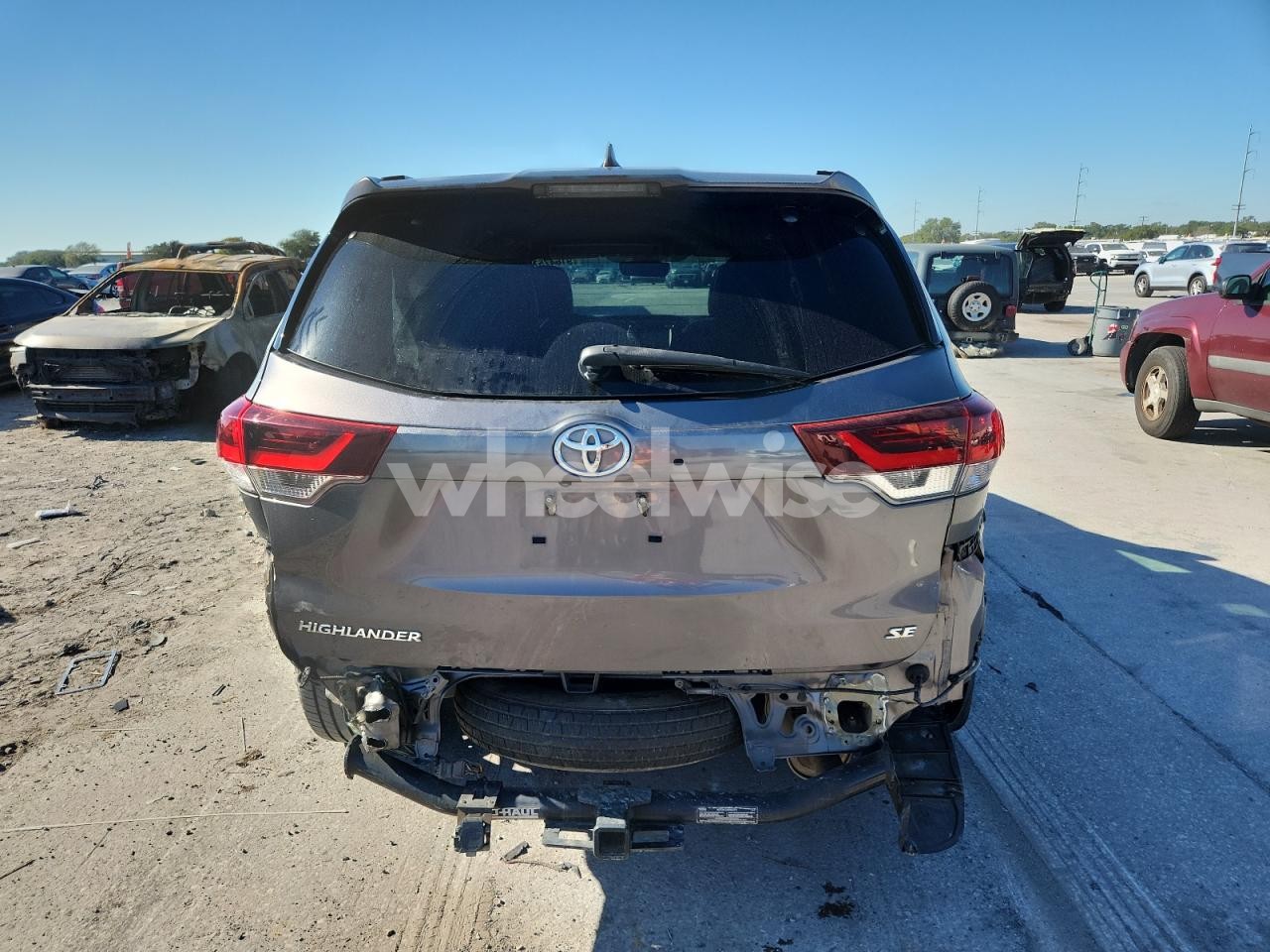 Photo 6 of 2019 TOYOTA HIGHLANDER SE N/A (VIN 5TDKZRFH4KS550723)