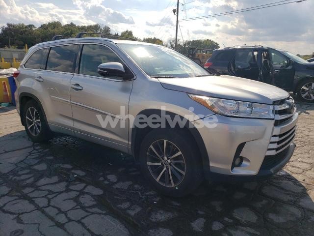 Photo 8 of 2018 TOYOTA HIGHLANDER SE N/A (VIN 5TDKZRFH5JS528230)