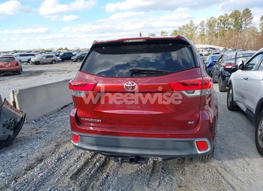 Photo 17 of 2018 Toyota Highlander SE (VIN 5TDKZRFH5JS533783)