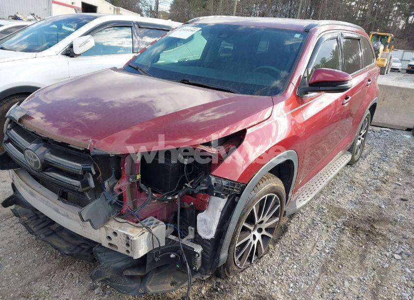 Photo 2 of 2018 Toyota Highlander SE (VIN 5TDKZRFH5JS533783)