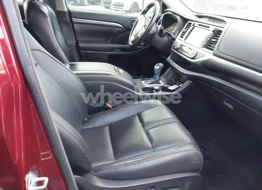 Photo 5 of 2018 Toyota Highlander SE (VIN 5TDKZRFH5JS533783)