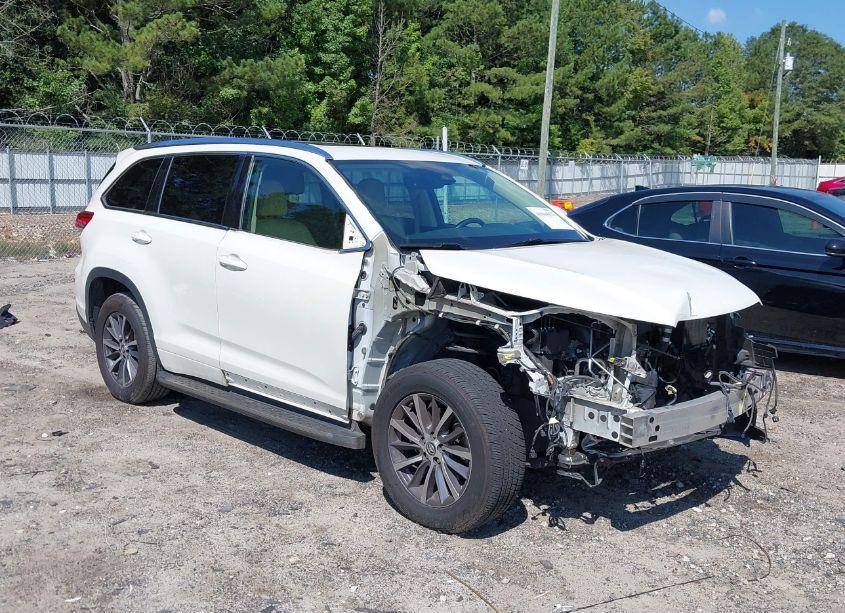2018 Toyota Highlander XLE (VIN 5TDKZRFH5JS536313) main photo
