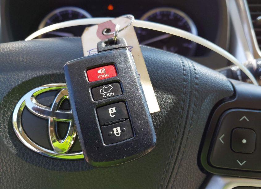 Photo 11 of 2018 Toyota Highlander XLE (VIN 5TDKZRFH5JS536313)