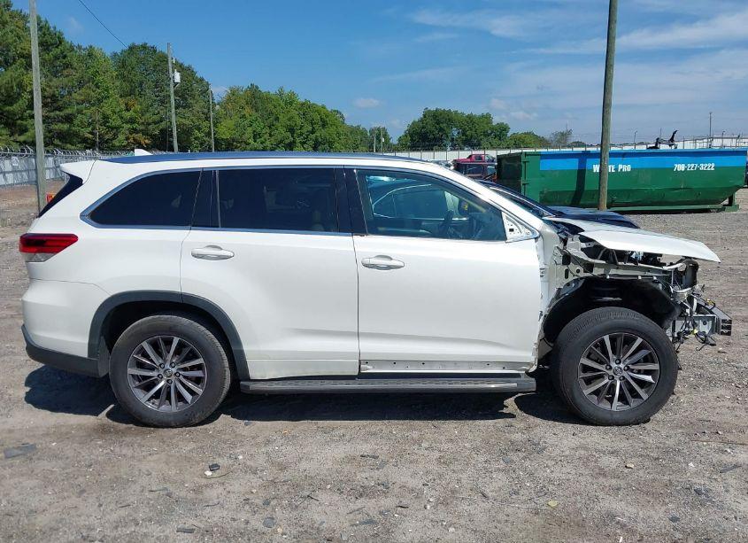 Photo 14 of 2018 Toyota Highlander XLE (VIN 5TDKZRFH5JS536313)