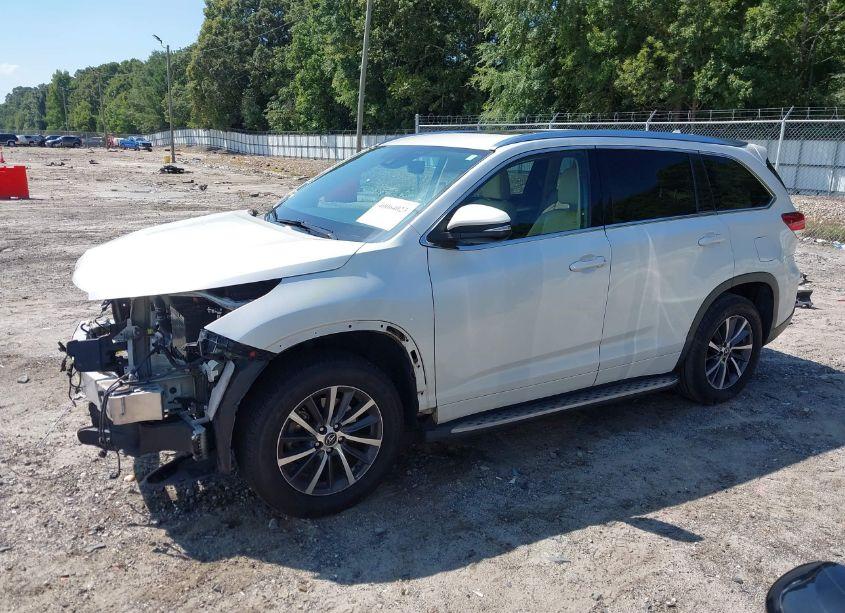 Photo 15 of 2018 Toyota Highlander XLE (VIN 5TDKZRFH5JS536313)