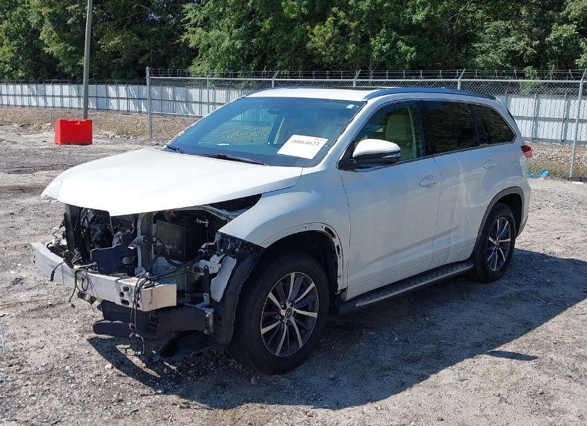 Photo 2 of 2018 Toyota Highlander XLE (VIN 5TDKZRFH5JS536313)
