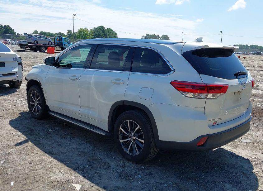 Photo 3 of 2018 Toyota Highlander XLE (VIN 5TDKZRFH5JS536313)
