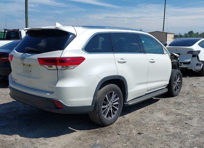 Photo 4 of 2018 Toyota Highlander XLE (VIN 5TDKZRFH5JS536313)