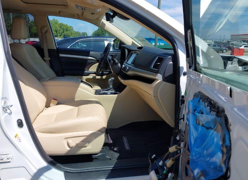 Photo 5 of 2018 Toyota Highlander XLE (VIN 5TDKZRFH5JS536313)