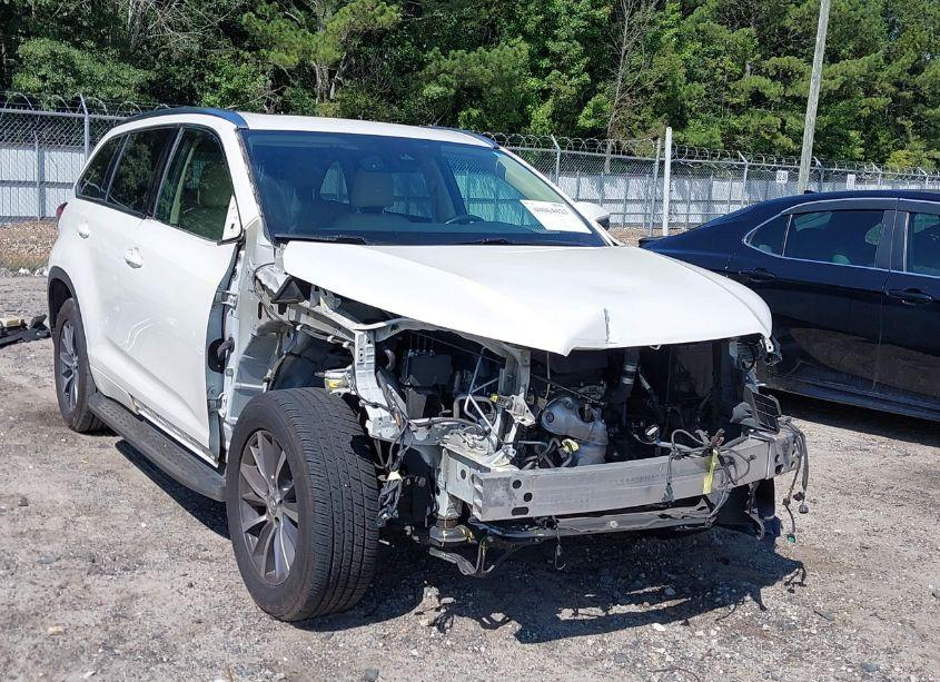 Photo 6 of 2018 Toyota Highlander XLE (VIN 5TDKZRFH5JS536313)