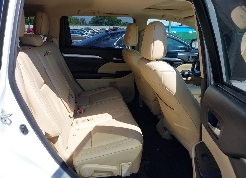 Photo 8 of 2018 Toyota Highlander XLE (VIN 5TDKZRFH5JS536313)
