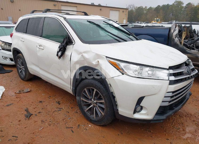 2018 Toyota Highlander XLE (VIN 5TDKZRFH5JS538059) main photo