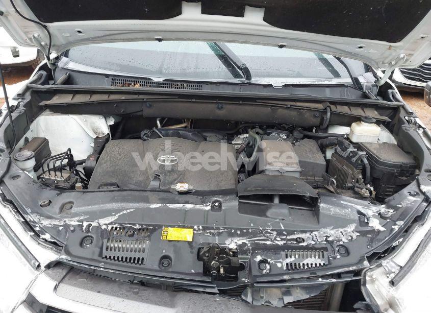 Photo 10 of 2018 Toyota Highlander XLE (VIN 5TDKZRFH5JS538059)
