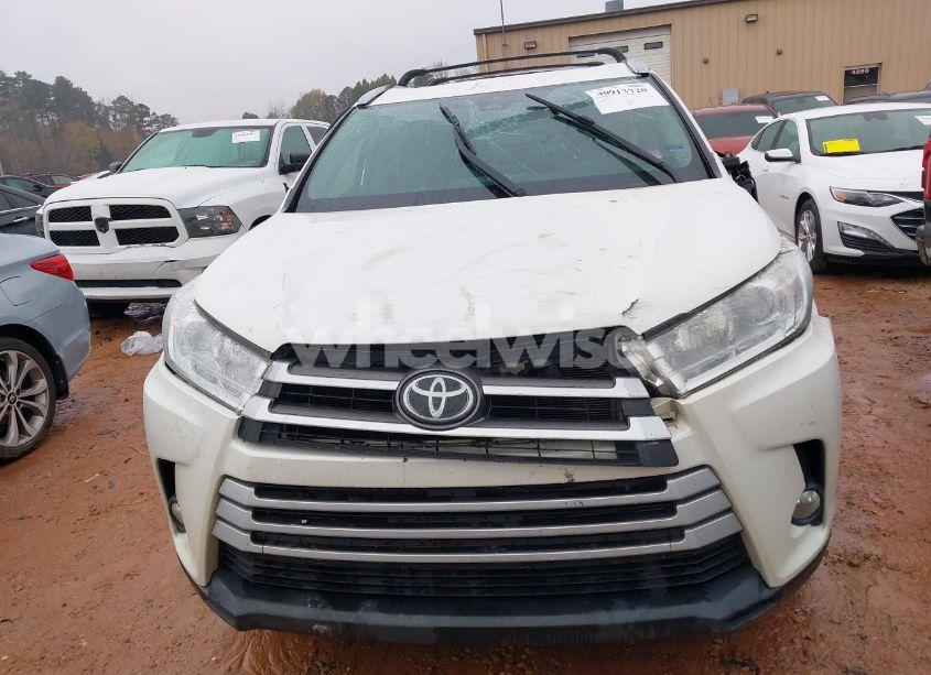 Photo 12 of 2018 Toyota Highlander XLE (VIN 5TDKZRFH5JS538059)