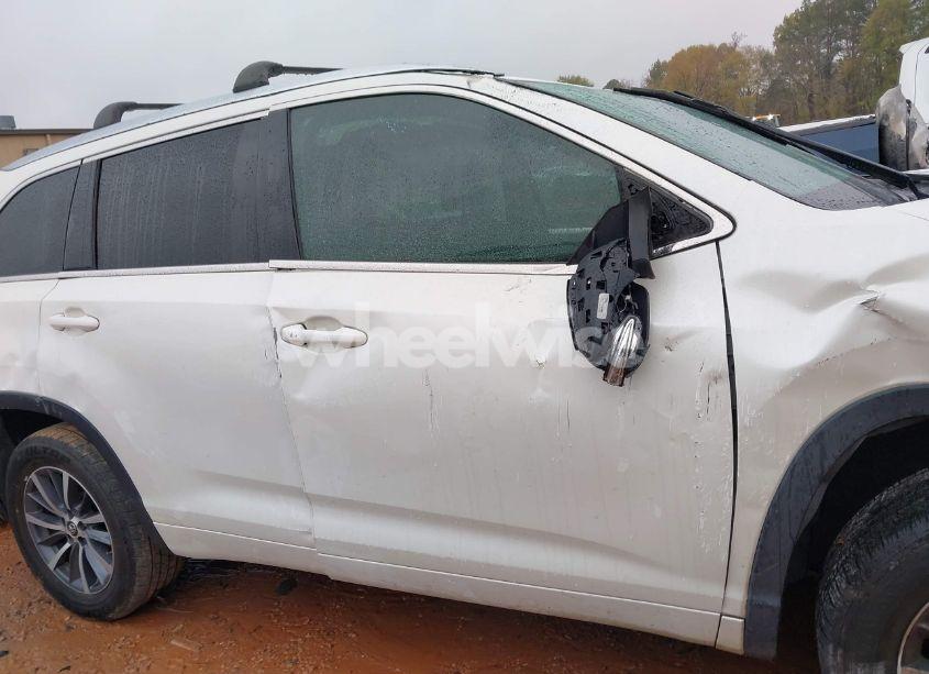 Photo 13 of 2018 Toyota Highlander XLE (VIN 5TDKZRFH5JS538059)