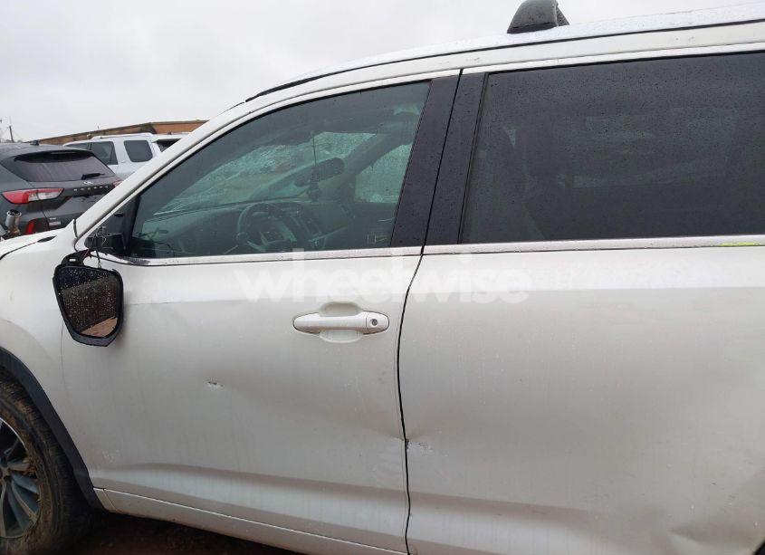 Photo 14 of 2018 Toyota Highlander XLE (VIN 5TDKZRFH5JS538059)