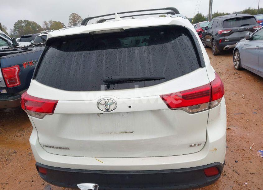Photo 16 of 2018 Toyota Highlander XLE (VIN 5TDKZRFH5JS538059)