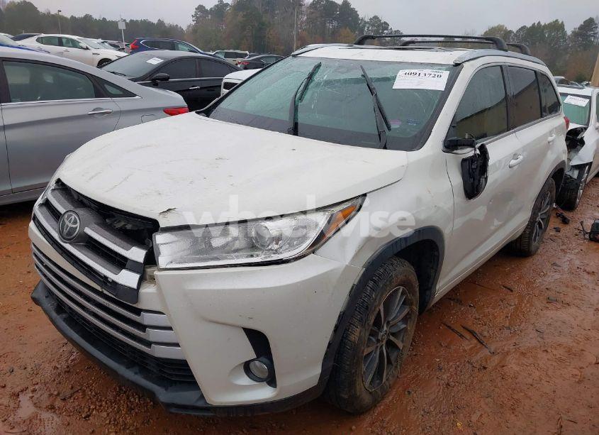 Photo 2 of 2018 Toyota Highlander XLE (VIN 5TDKZRFH5JS538059)