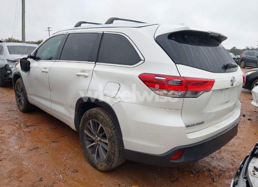 Photo 3 of 2018 Toyota Highlander XLE (VIN 5TDKZRFH5JS538059)