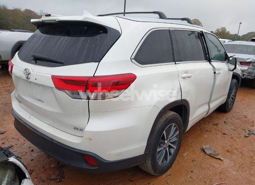 Photo 4 of 2018 Toyota Highlander XLE (VIN 5TDKZRFH5JS538059)
