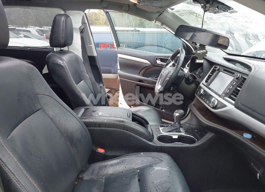 Photo 5 of 2018 Toyota Highlander XLE (VIN 5TDKZRFH5JS538059)