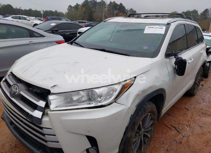 Photo 6 of 2018 Toyota Highlander XLE (VIN 5TDKZRFH5JS538059)