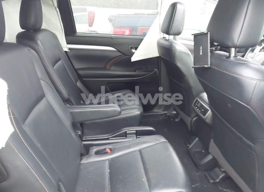 Photo 8 of 2018 Toyota Highlander XLE (VIN 5TDKZRFH5JS538059)